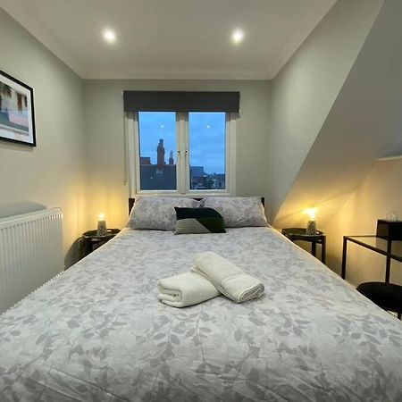 Stylish Two Bedroom Apartment Near Victoria Park Cardiff Exterior photo